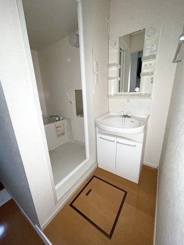 洗面設備　洗面所には床下収納があります