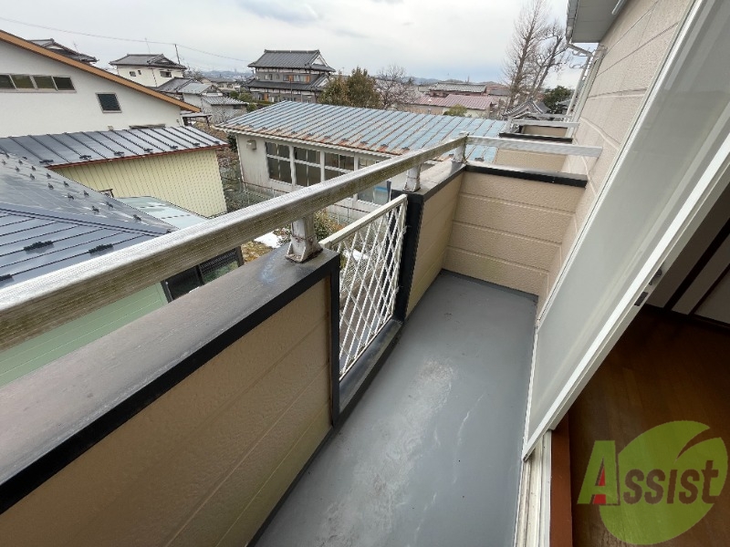 バルコニー　バルコニー。洗濯物がはかどりそうな広さがありますよ。