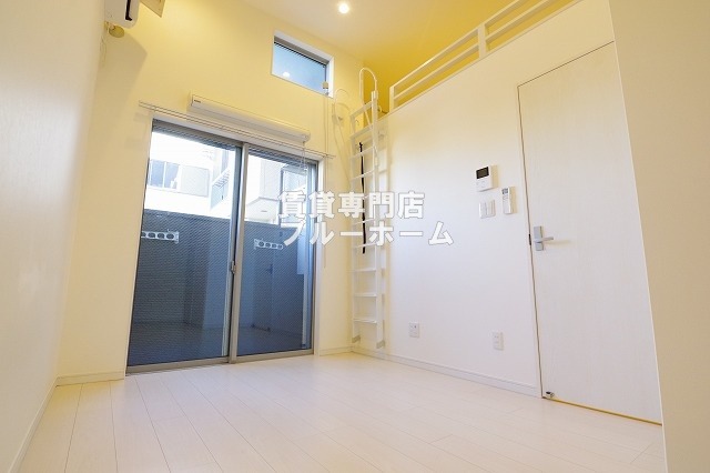 居室・リビング　天井が高い明るいリビング！