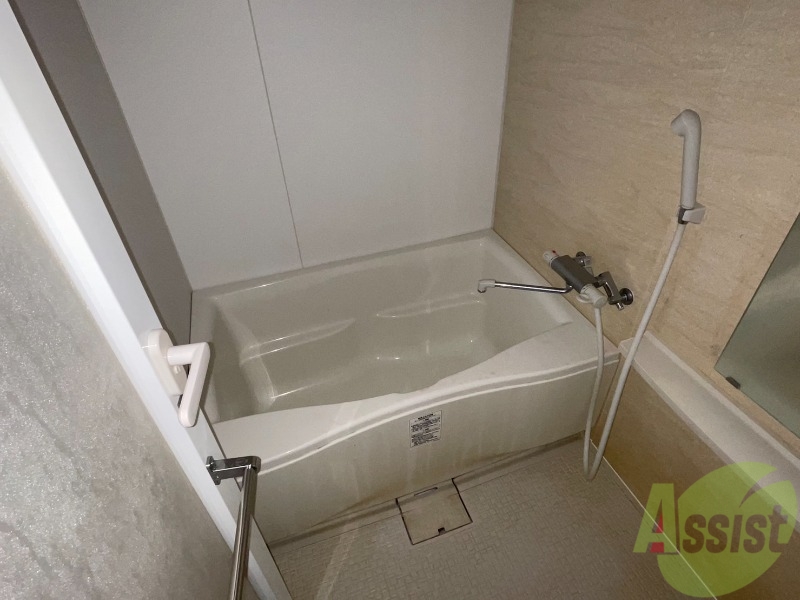 バス・シャワールーム　落ち着いたデザインの浴室。ゆったりできそうです。