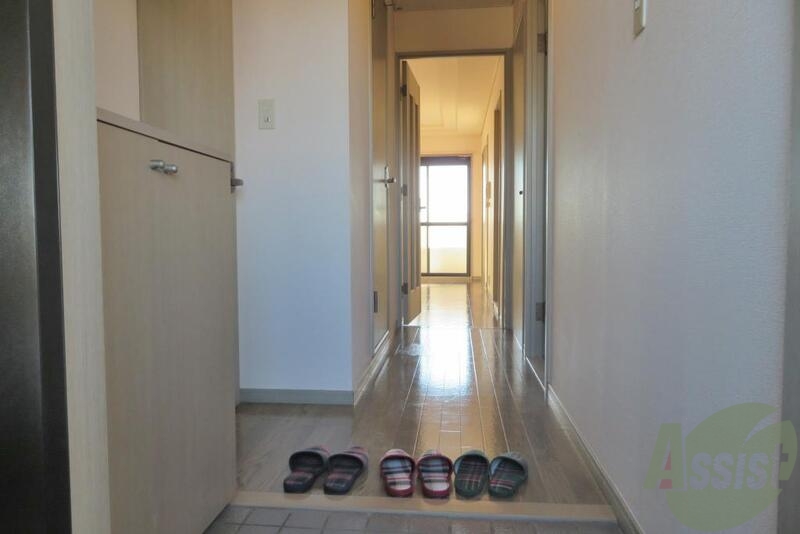 玄関　玄関をはいって正面がリビング、左手にお風呂などがあります