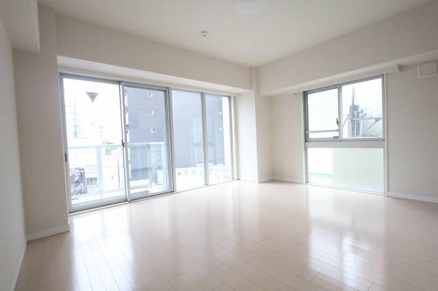 居室・リビング　１３帖の洋間です