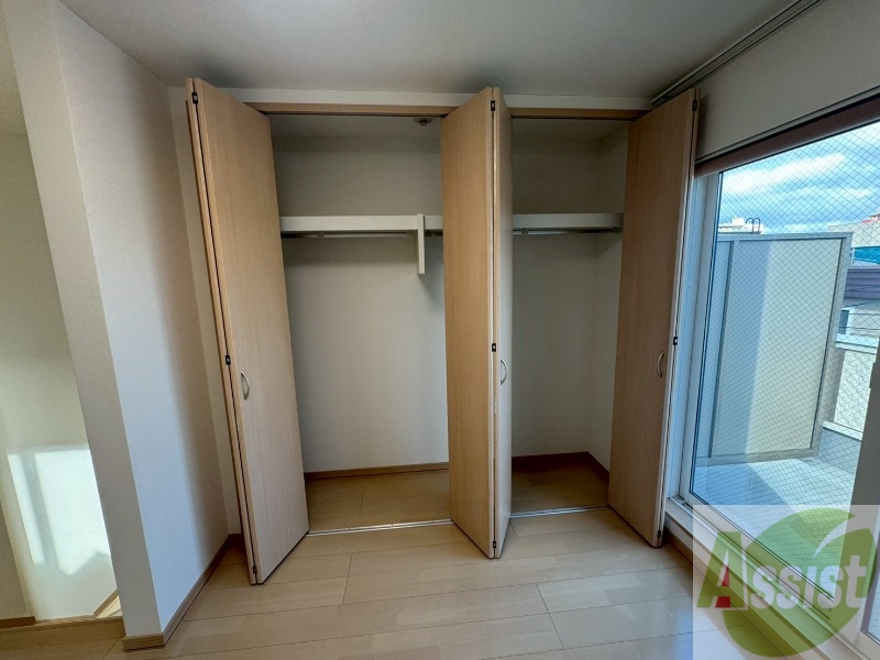 収納　こちらの収納にはハンガーをかけて服もしまえますね。