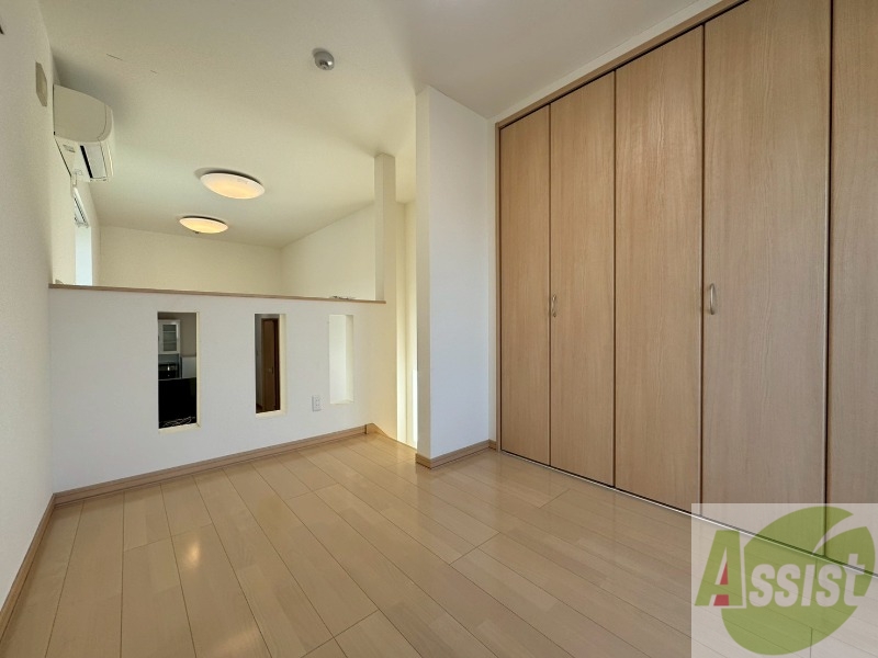 その他部屋・スペース　戸を閉めるとリビングと区切られた寝室にすることができますよ。