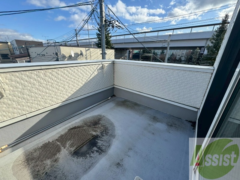 バルコニー　バルコニーです。洗濯物を干すもよし、一息つくもよしですね。