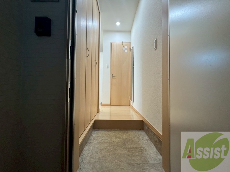 玄関　玄関です。すぐ広いリビングにつながっています。