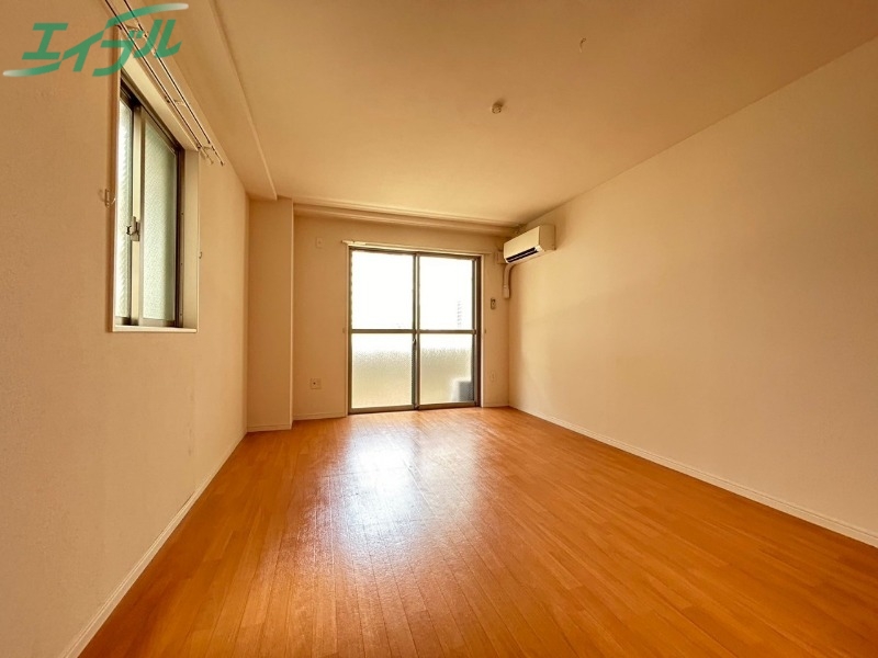 居室・リビング　同物件別室画像