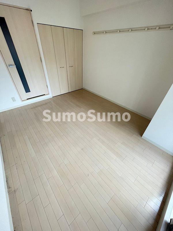 その他部屋・スペース　落ち着いた色調の寝室です