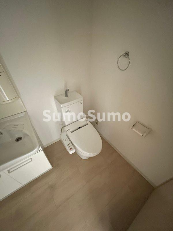 トイレ　落ち着いた色調のトイレです