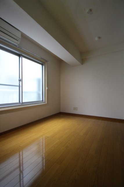 居室・リビング　同物件、別号室のものです。