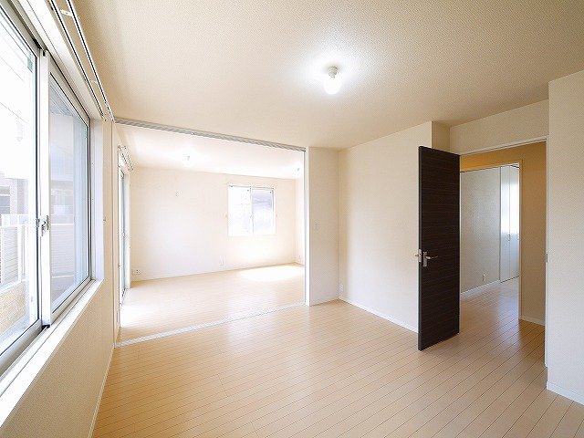 その他部屋・スペース　広くて明るい寝室