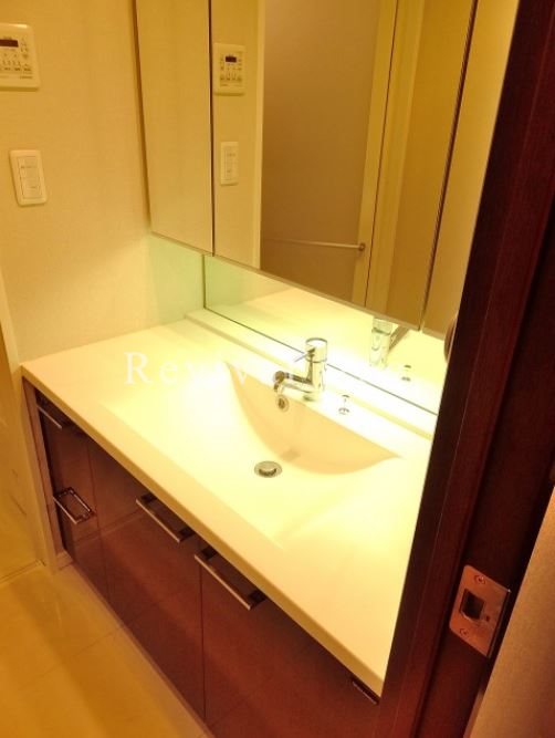 洗面設備　大きな独立洗面台です