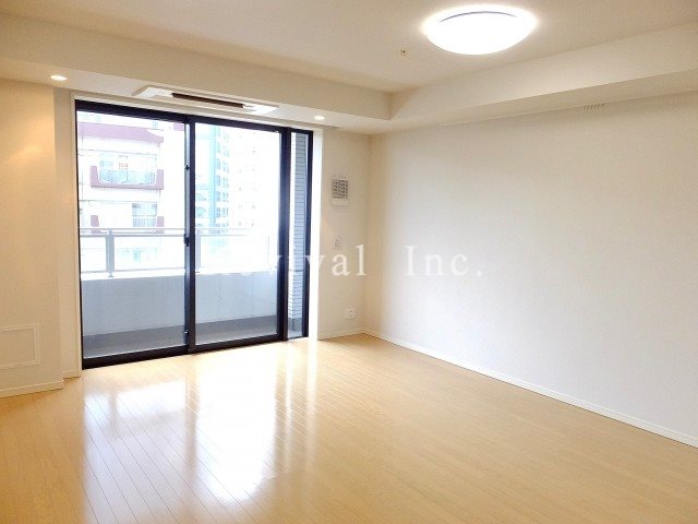 居室・リビング　明るい光の入るリビング部分