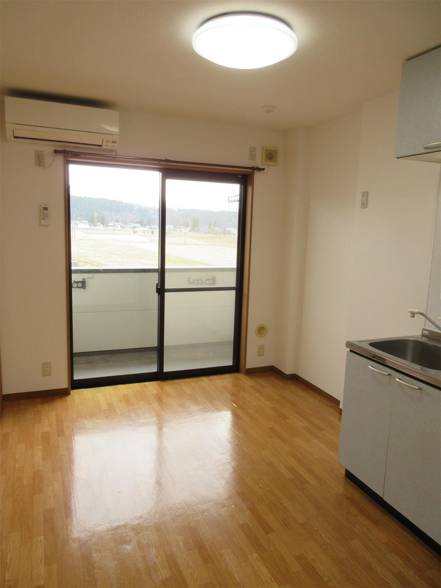 居室・リビング　南向きで明るいダイニング・キッチンです☆