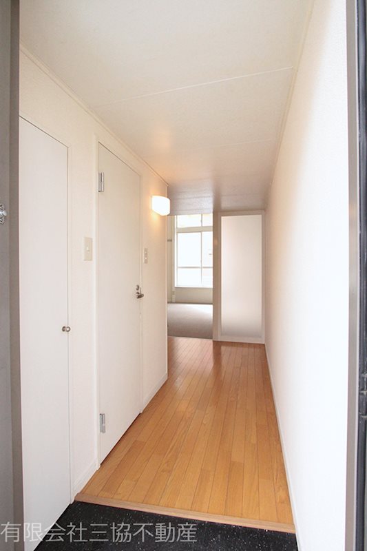 玄関　ゆとりのある下駄箱付きです　※別部屋同室間取り写真につき若干