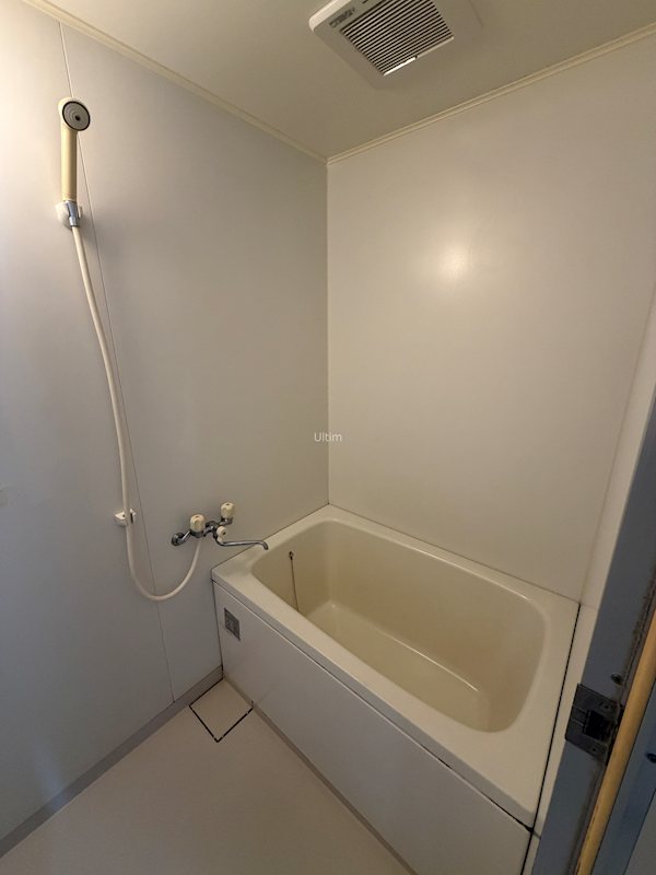 バス・シャワールーム　※同タイプの他のお部屋です