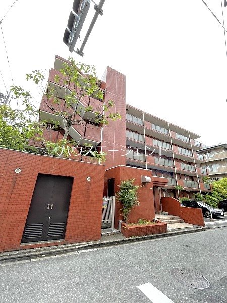 建物外観　５階建てのマンションです。