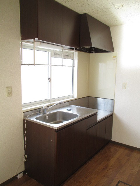 キッチン　窓がある明るいキッチン