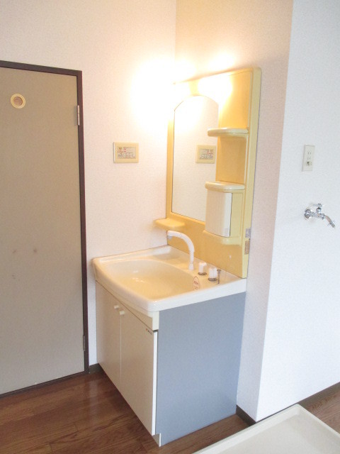 洗面設備　シャワー付き洗面化粧台