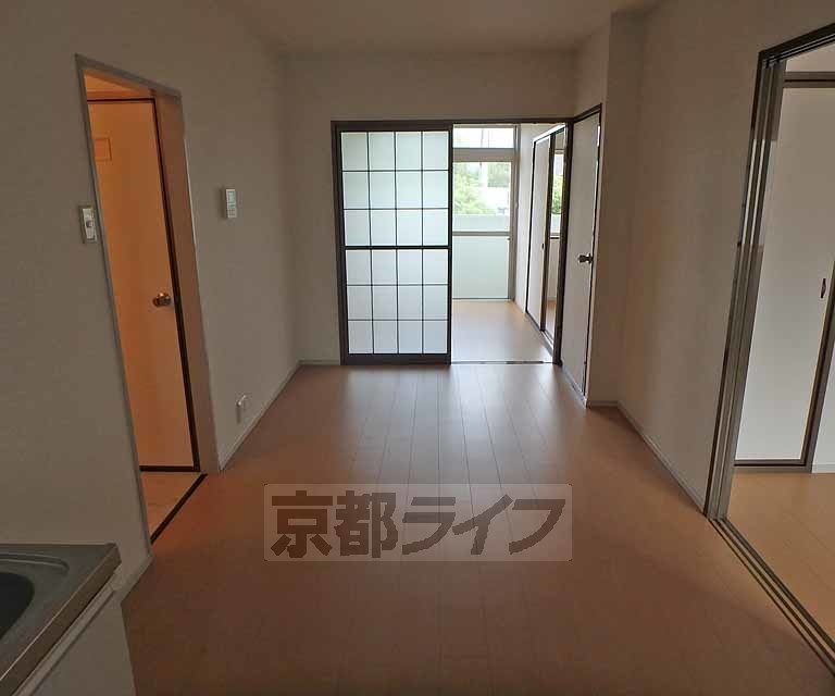居室・リビング　それぞれの部屋に繋がっております