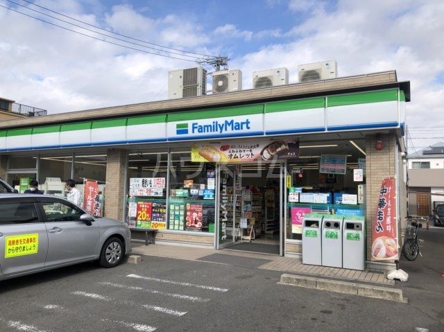 コンビニ　ファミリーマート中川松葉町店（コンビニ）まで526m