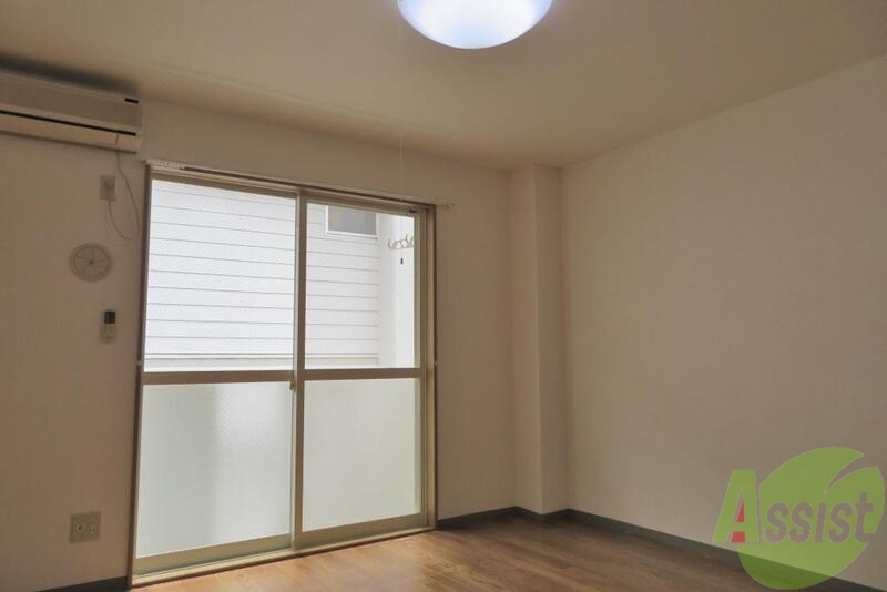 居室・リビング　南向きで陽当たり良好なリビング、照明も付いてます