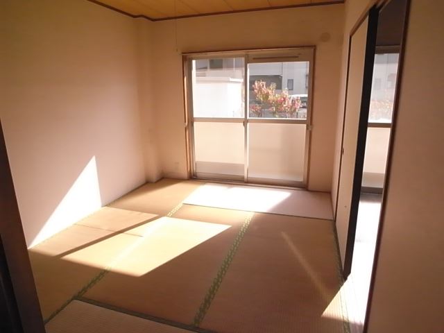 居室・リビング　南側和室