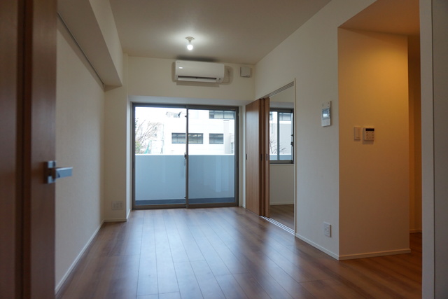 居室・リビング　（他号室写真になります）