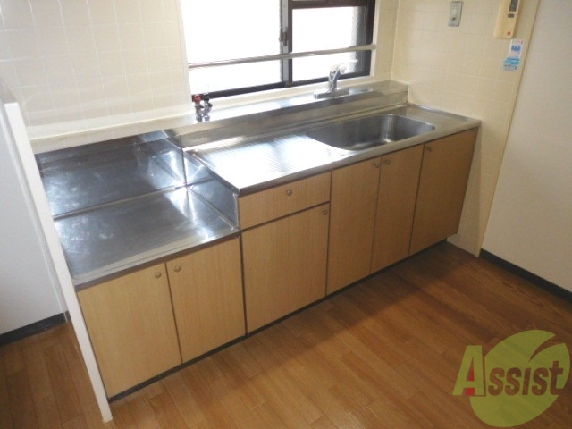 キッチン　キッチンは広くお料理しやすいですよ。