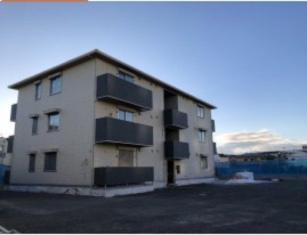 建物外観　3階建てのスマートな建物（省エネ+創エネ物件）