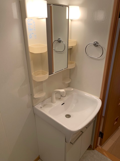 洗面設備　忙しい朝に嬉しい洗髪洗面化粧台付