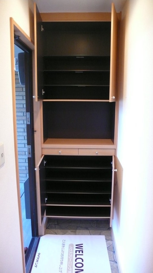 玄関　収納たっぷりの下駄箱付