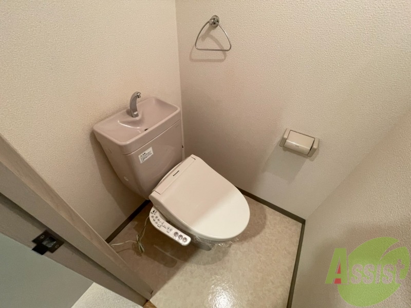 トイレ　温水洗浄便座なので快適に使用できそうですね。