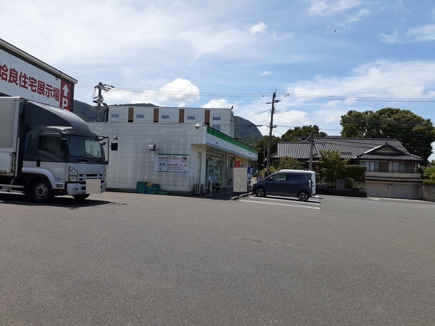 コンビニ　ファミリーマート重富麓店（コンビニ）まで550m