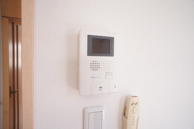 セキュリティ　来訪者の姿を確認できるＴＶモニター付インターホン設置済です！