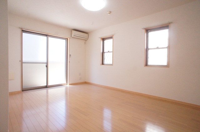 居室・リビング　広いリビングはゆったりくつろげる憩いの空間です♪