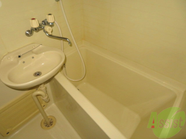 バス・シャワールーム　こちらがお風呂になります一日の疲れはこちらで癒してくださいね