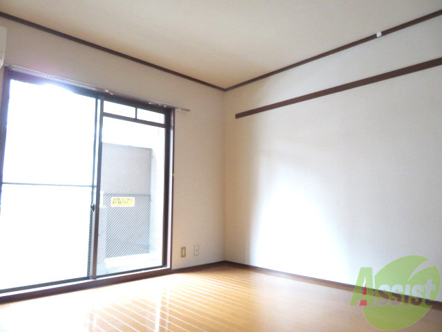 居室・リビング　こちらが８帖フローリングのお部屋になります。