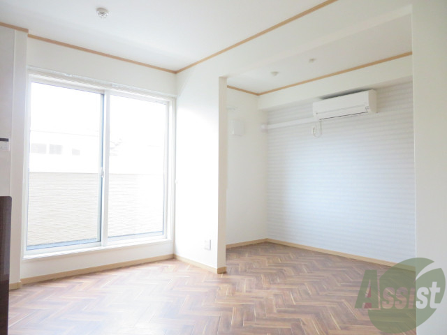 居室・リビング　リビングはこんな感じです。窓が大きくてよく陽が入ってきます。