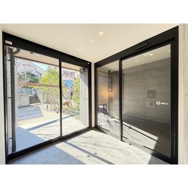 エントランス　オートロック付きの共用玄関です♪