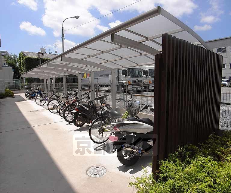 その他共有部分　屋根付きの駐輪場です。