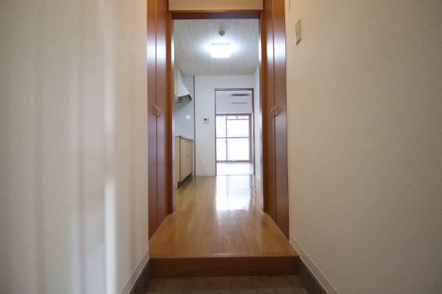 玄関　※別号室の参考写真となります