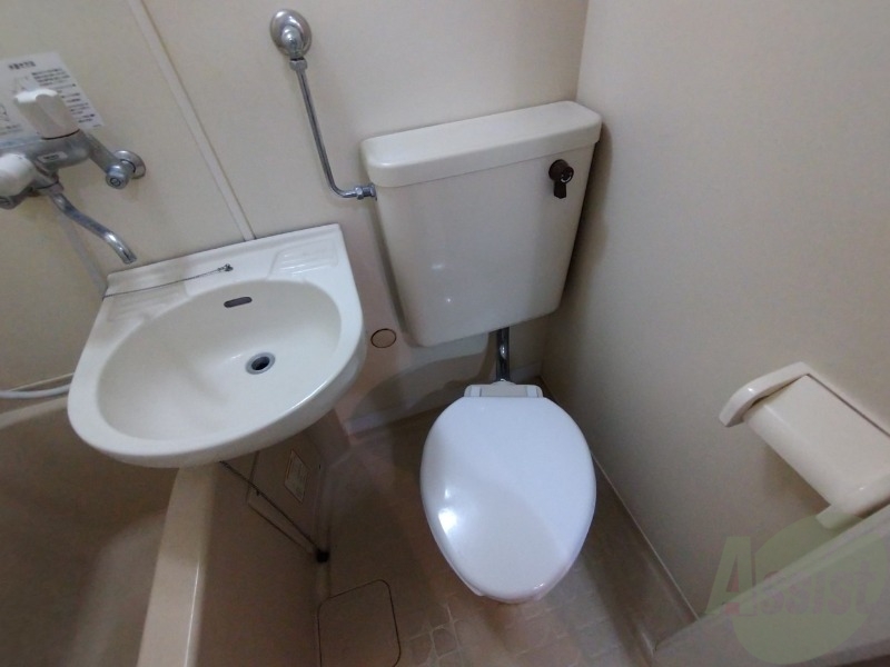 トイレ　ユニットバス内のトイレです。一人暮らしなら十分ですね。