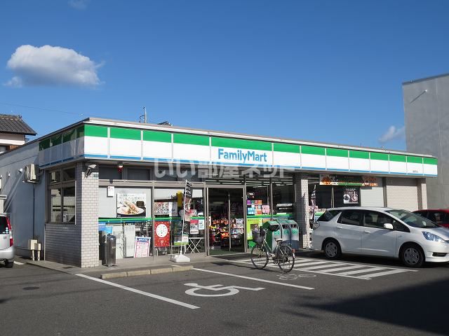 コンビニ　ファミリーマート津新町店（コンビニ）まで187m