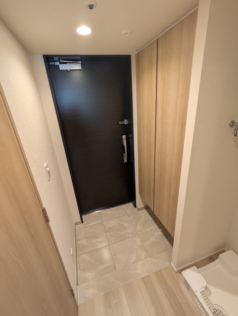 玄関　※同タイプ別室参考写真