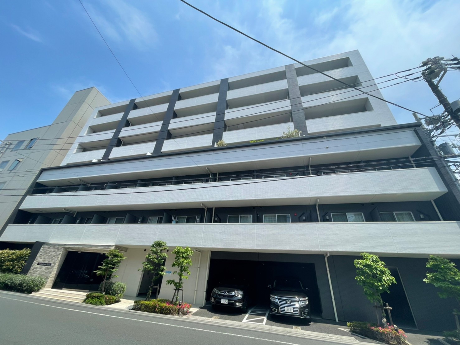 建物外観　重厚感ある建物