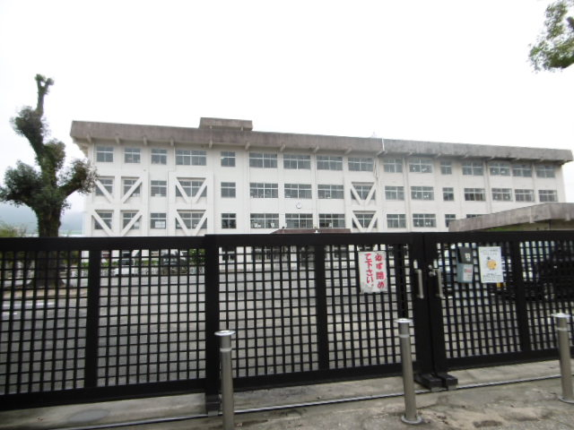 小学校　新居浜市立中萩小学校（小学校）まで1815m