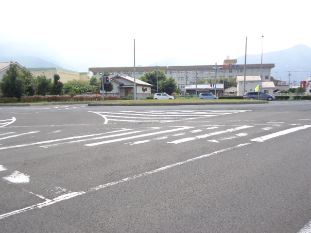 中学校　新居浜市立泉川中学校（中学校）まで1823m