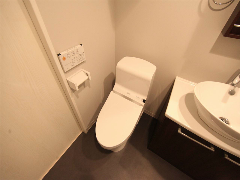 トイレ　温水洗浄暖房便座付トイレ