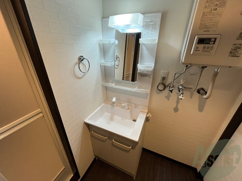 洗面設備　独立洗面台です。大きくてよいですね。シャンプーもできます。